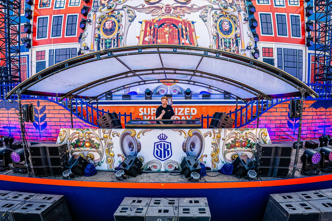 Wideangle of Suspect on the RAW stage at SSK